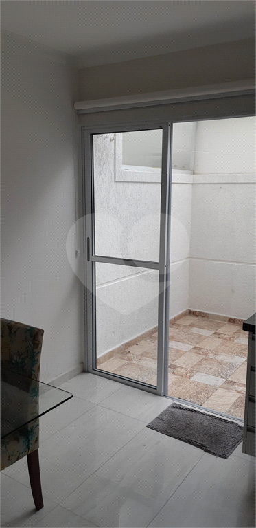 SOBRADO EM CONDOMINIO FECHADO.