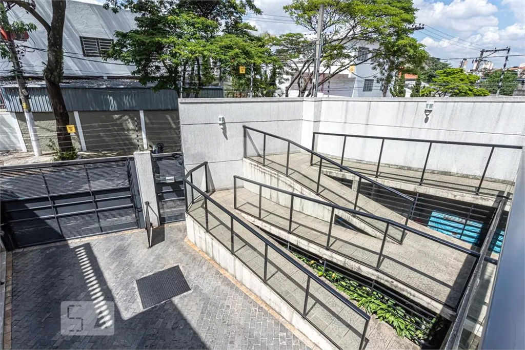 SOBRADO EM CONDOMINIO FECHADO.