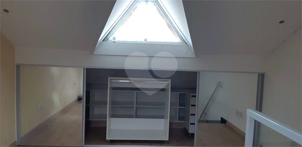 SOBRADO EM CONDOMINIO FECHADO.