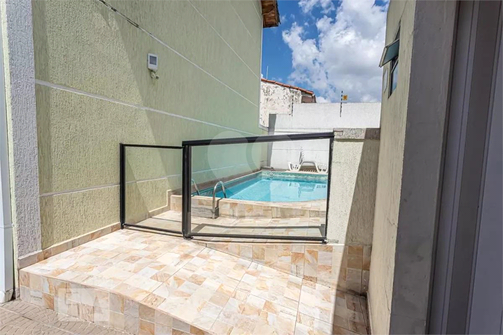 SOBRADO EM CONDOMINIO FECHADO.