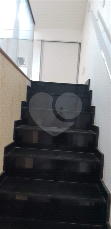 SOBRADO EM CONDOMINIO FECHADO.