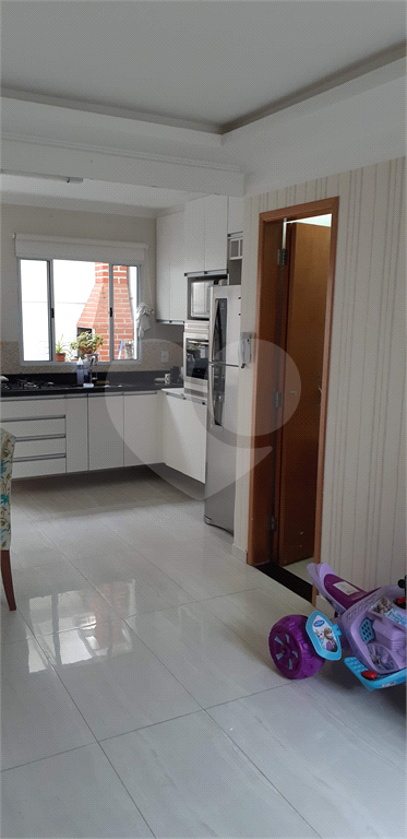 SOBRADO EM CONDOMINIO FECHADO.