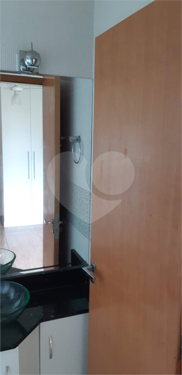 SOBRADO EM CONDOMINIO FECHADO.