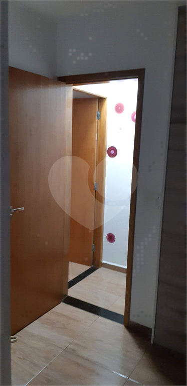 SOBRADO EM CONDOMINIO FECHADO.