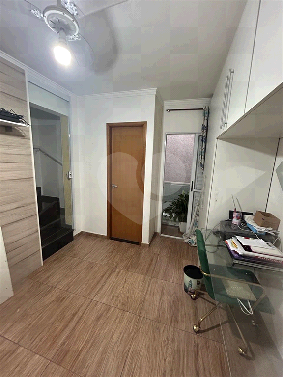 SOBRADO EM CONDOMINIO FECHADO.
