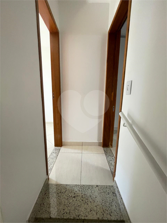 Casa 2 quartos, 2 suites, em condomínio, 200m do metrô.