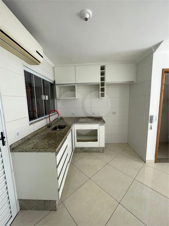 Casa 2 quartos, 2 suites, em condomínio, 200m do metrô.