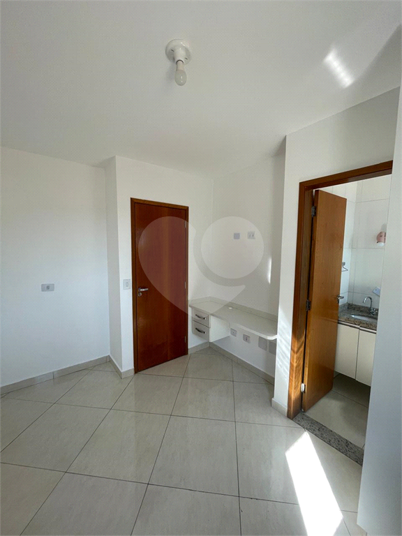 Casa 2 quartos, 2 suites, em condomínio, 200m do metrô.