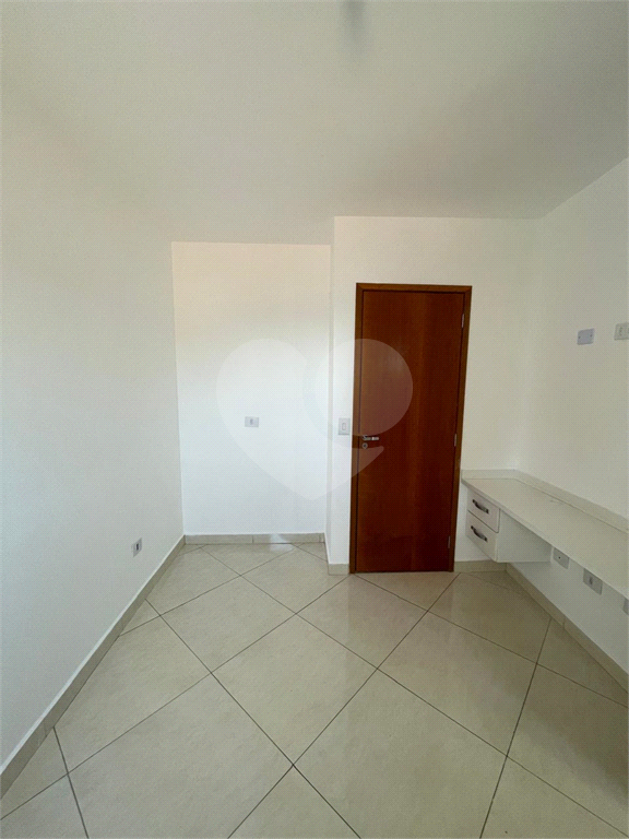 Casa 2 quartos, 2 suites, em condomínio, 200m do metrô.