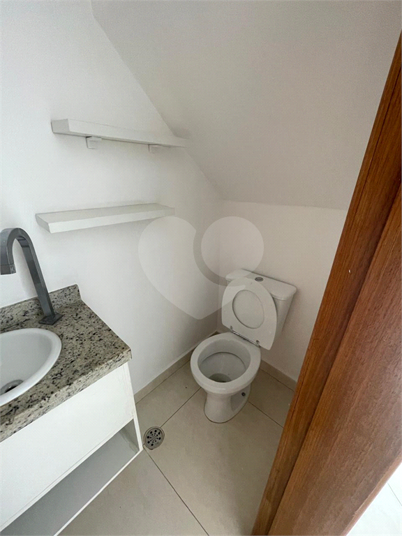 Casa 2 quartos, 2 suites, em condomínio, 200m do metrô.