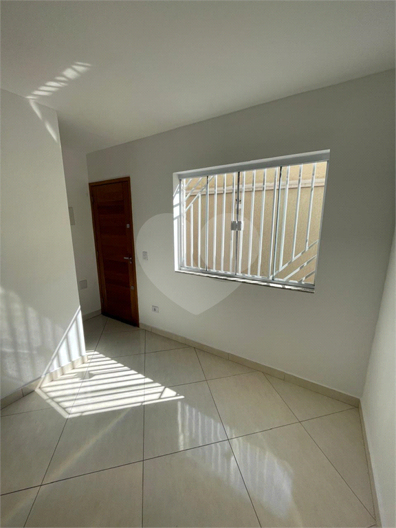 Casa 2 quartos, 2 suites, em condomínio, 200m do metrô.