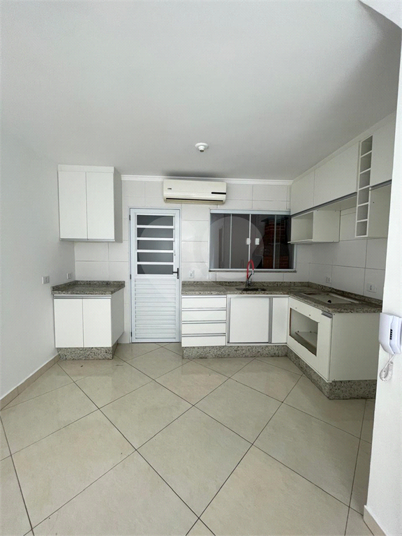 Casa 2 quartos, 2 suites, em condomínio, 200m do metrô.