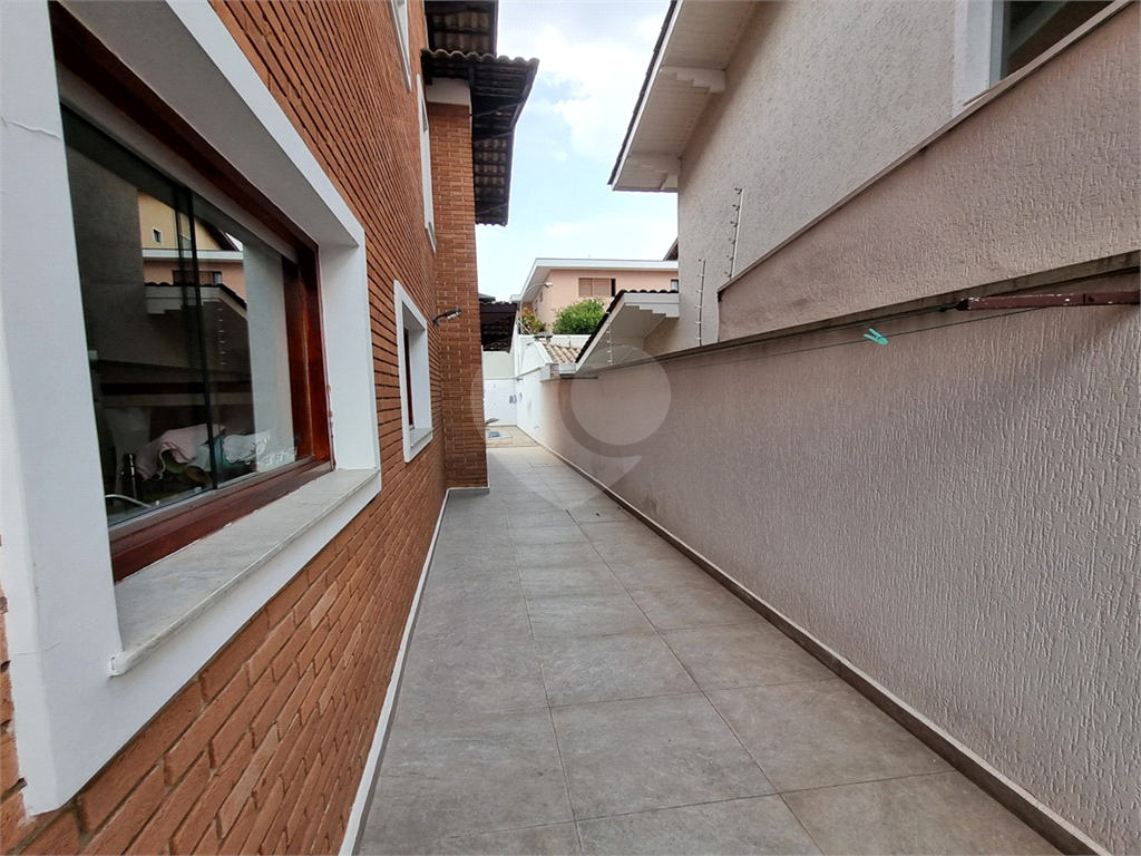 Sobrado em rua fechada