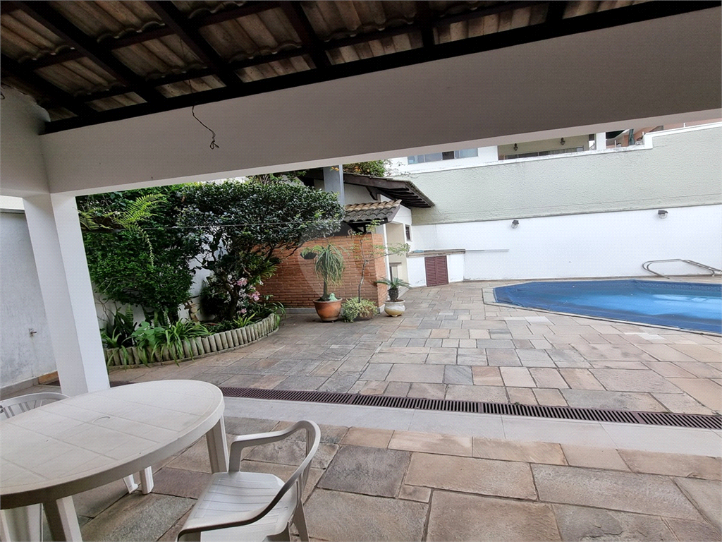 Sobrado em rua fechada