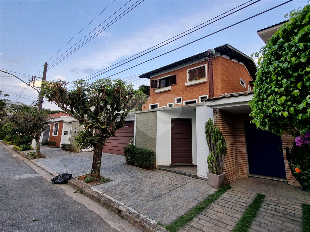 Sobrado em rua fechada