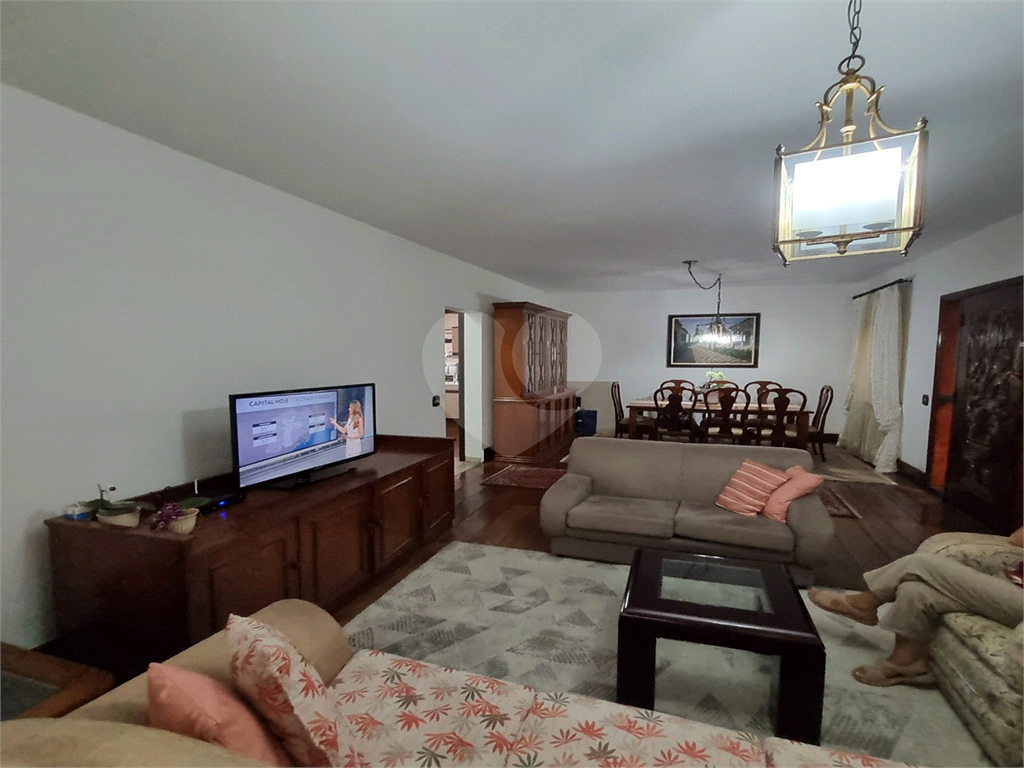 Sobrado em rua fechada