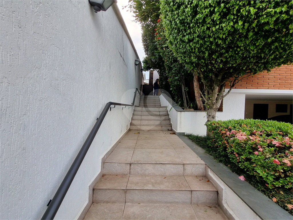 Sobrado em rua fechada