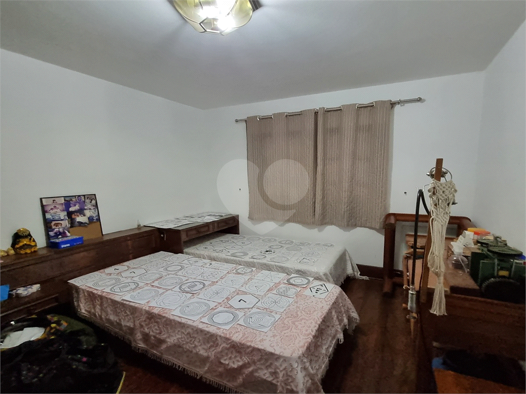 Sobrado em rua fechada