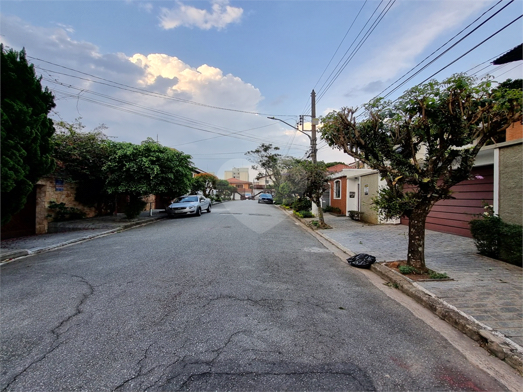 Sobrado em rua fechada