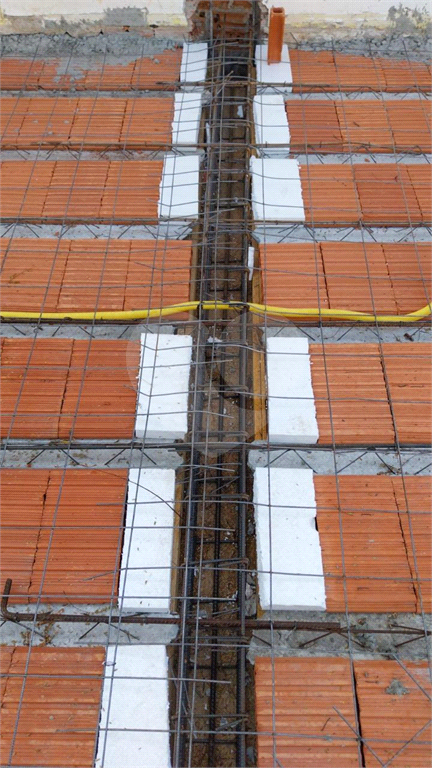 Terreno no tremembé com 169 metros uso residencial ou comercial , com colunas  e lage pronta para construção, uso residencial ou comercial