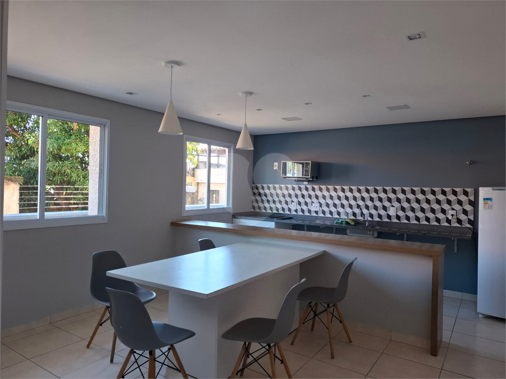 Apartamento LOCAÇÃO Parque Vitória com 47m2, 2 quartos, sala, cozinha, banheiro, área de serviço, varanda e vaga de garagem