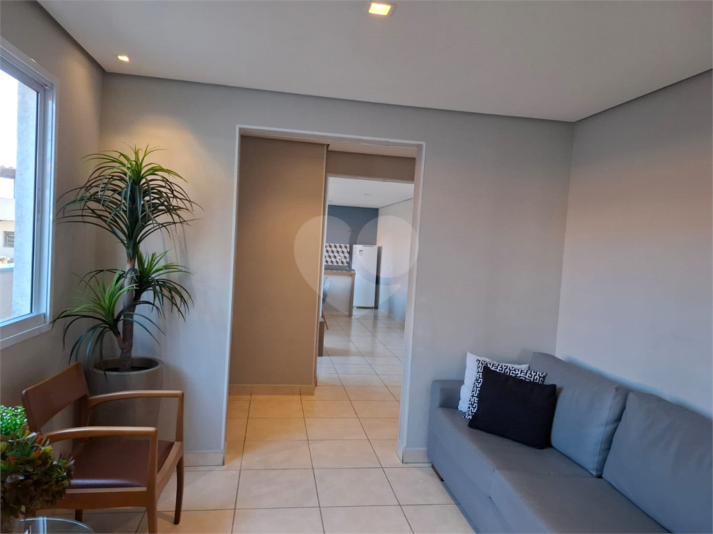 Apartamento LOCAÇÃO Parque Vitória com 47m2, 2 quartos, sala, cozinha, banheiro, área de serviço, varanda e vaga de garagem