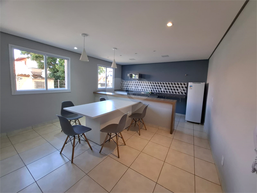 Apartamento LOCAÇÃO Parque Vitória com 47m2, 2 quartos, sala, cozinha, banheiro, área de serviço, varanda e vaga de garagem