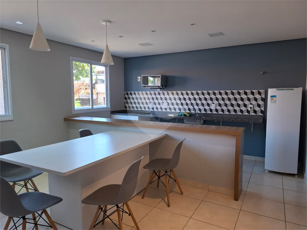 Apartamento LOCAÇÃO Parque Vitória com 47m2, 2 quartos, sala, cozinha, banheiro, área de serviço, varanda e vaga de garagem