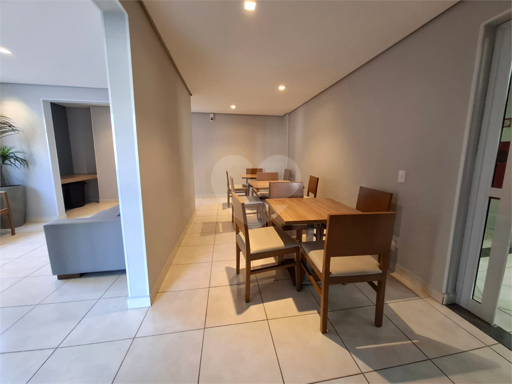 Apartamento LOCAÇÃO Parque Vitória com 47m2, 2 quartos, sala, cozinha, banheiro, área de serviço, varanda e vaga de garagem