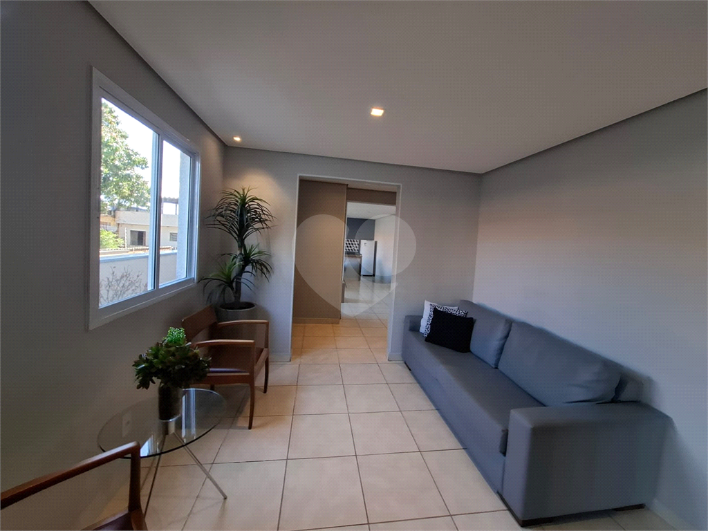 Apartamento LOCAÇÃO Parque Vitória com 47m2, 2 quartos, sala, cozinha, banheiro, área de serviço, varanda e vaga de garagem