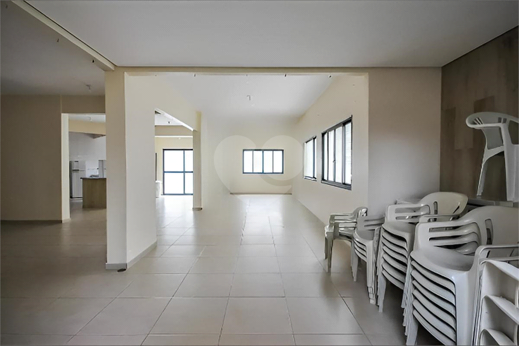 Apartamento de 2 dormitórios, sala grande com varanda, cozinha americana, tudo com planejados e novos a venda em Taboão da Serra, SP.