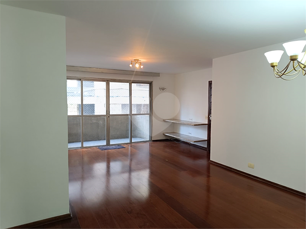 Apartamento em Moema com 3 quartos