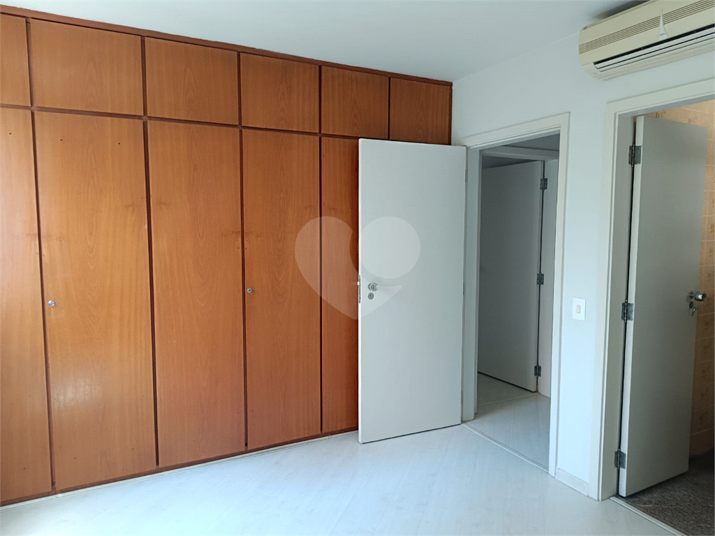 Apartamento em Moema com 3 quartos