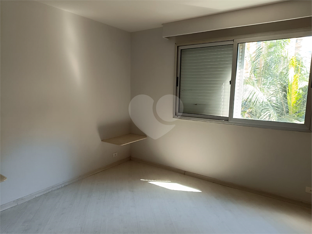 Apartamento em Moema com 3 quartos