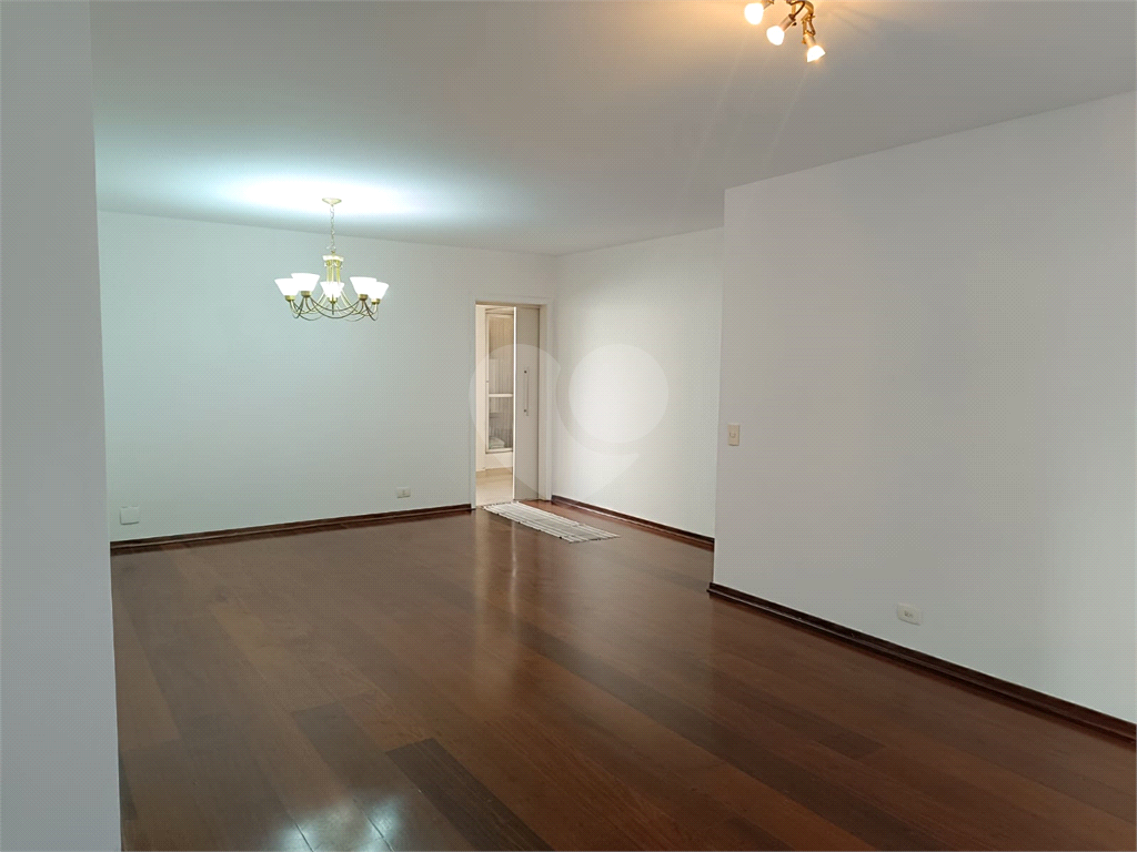 Apartamento em Moema com 3 quartos