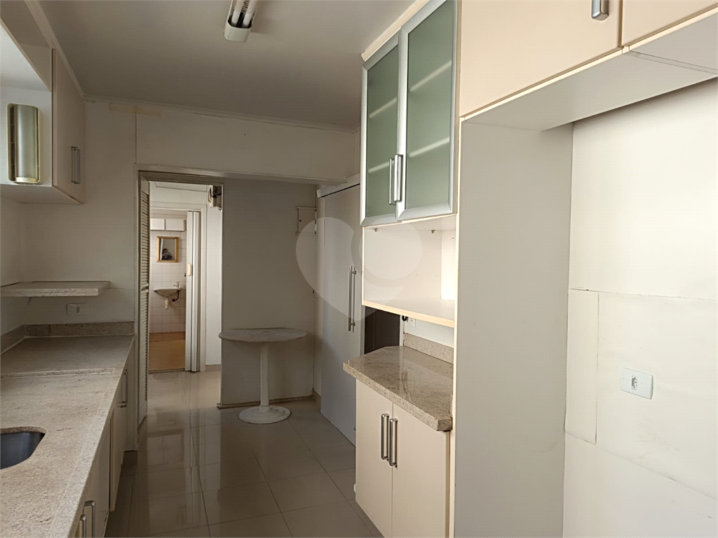 Apartamento em Moema com 3 quartos