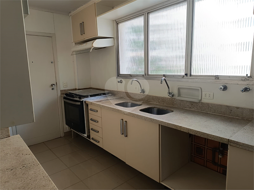 Apartamento em Moema com 3 quartos