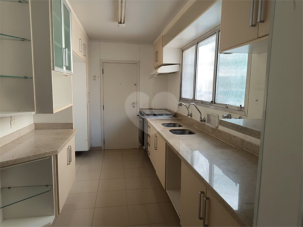 Apartamento em Moema com 3 quartos