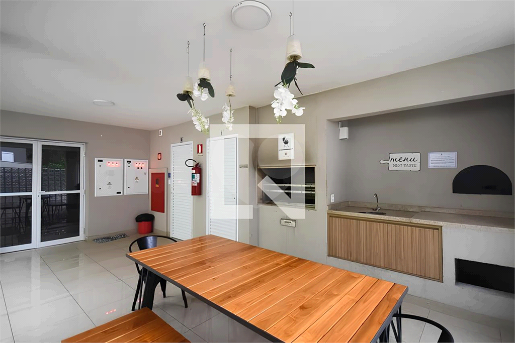 Apartamento a venda com dois dormitórios, varanda e vaga de garagem em Taboão da Serra.