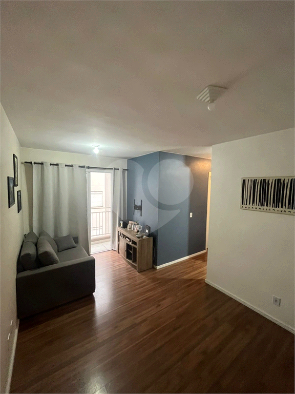 Apartamento a venda com dois dormitórios, varanda e vaga de garagem em Taboão da Serra.