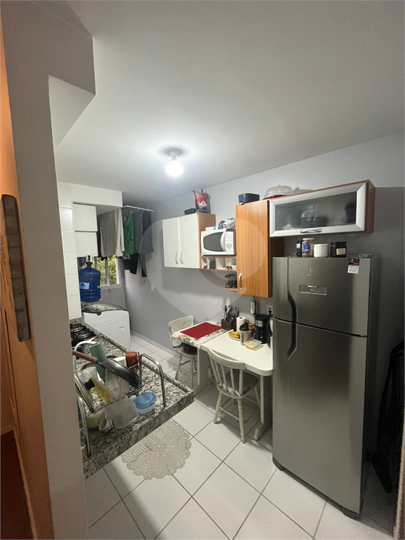 Apartamento a venda com dois dormitórios, varanda e vaga de garagem em Taboão da Serra.