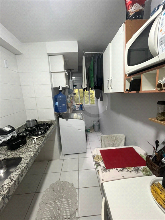 Apartamento a venda com dois dormitórios, varanda e vaga de garagem em Taboão da Serra.