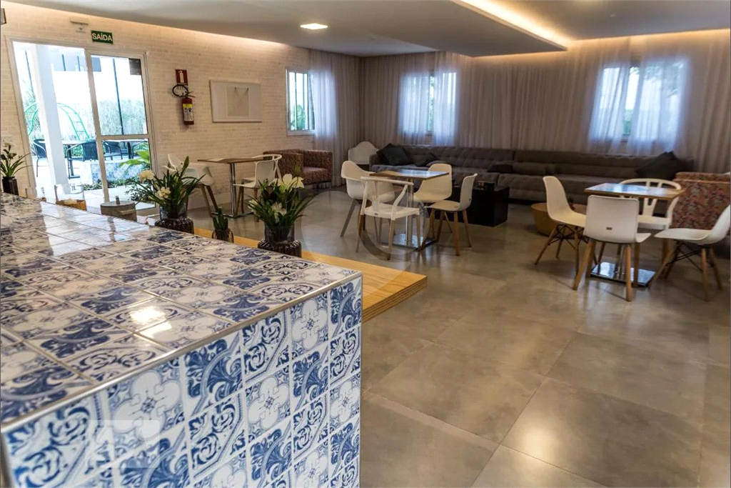 Apartamento a venda com dois dormitórios, varanda e vaga de garagem em Taboão da Serra.