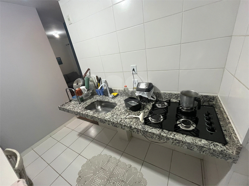 Apartamento a venda com dois dormitórios, varanda e vaga de garagem em Taboão da Serra.