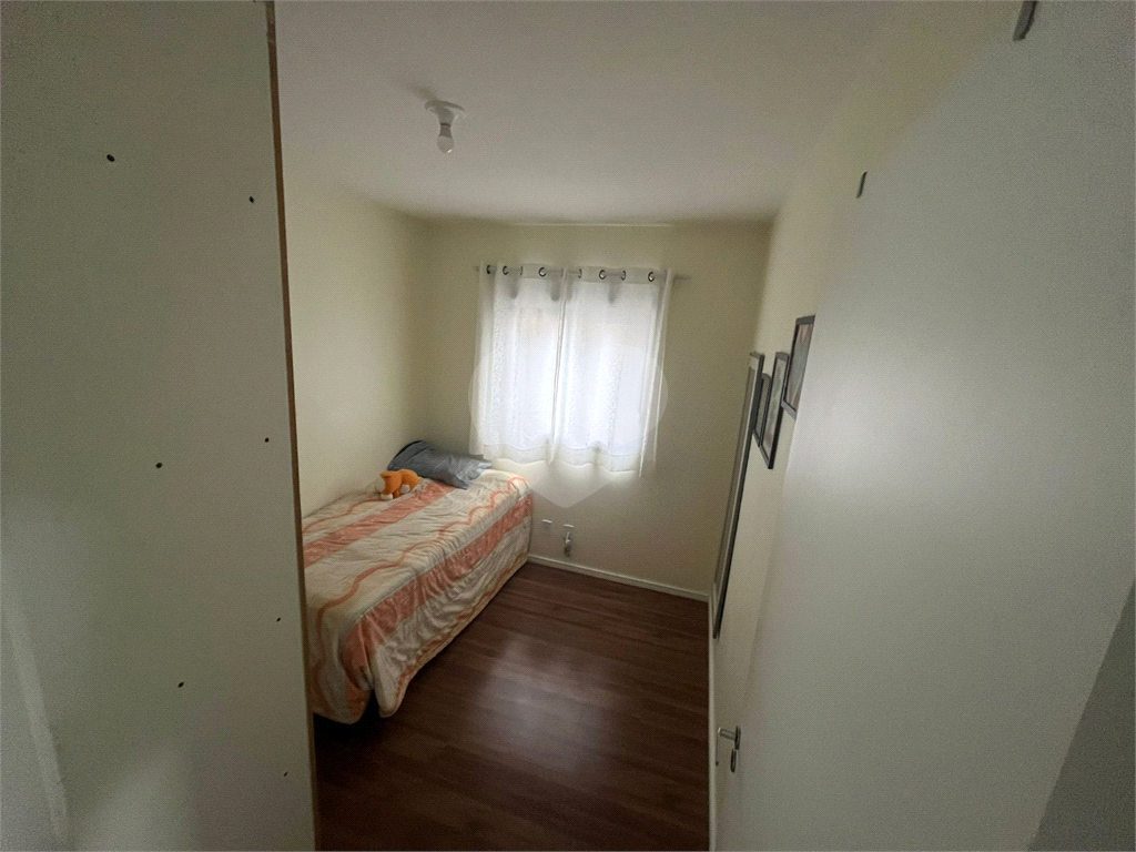 Apartamento a venda com dois dormitórios, varanda e vaga de garagem em Taboão da Serra.