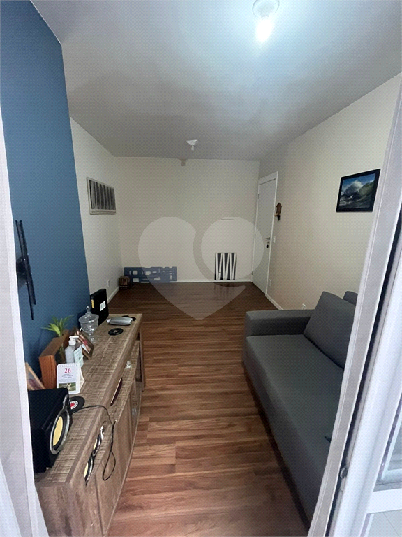 Apartamento a venda com dois dormitórios, varanda e vaga de garagem em Taboão da Serra.