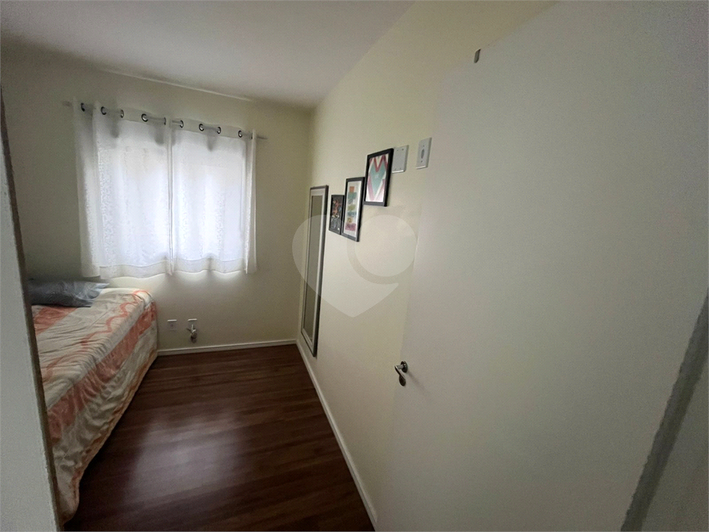 Apartamento a venda com dois dormitórios, varanda e vaga de garagem em Taboão da Serra.