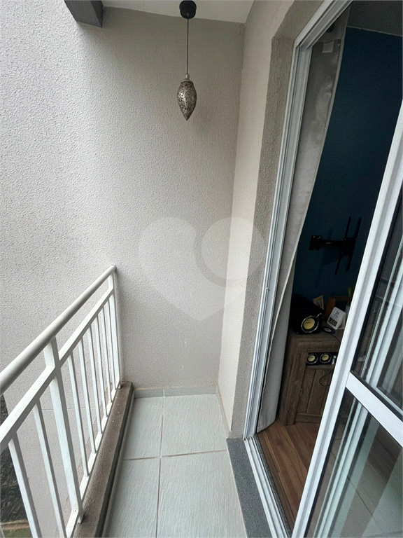 Apartamento a venda com dois dormitórios, varanda e vaga de garagem em Taboão da Serra.