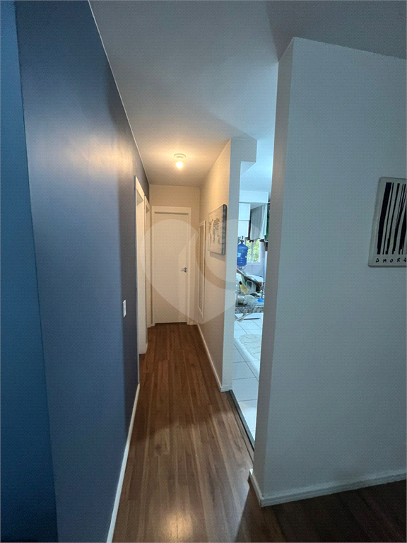 Apartamento a venda com dois dormitórios, varanda e vaga de garagem em Taboão da Serra.