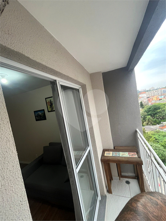 Apartamento a venda com dois dormitórios, varanda e vaga de garagem em Taboão da Serra.